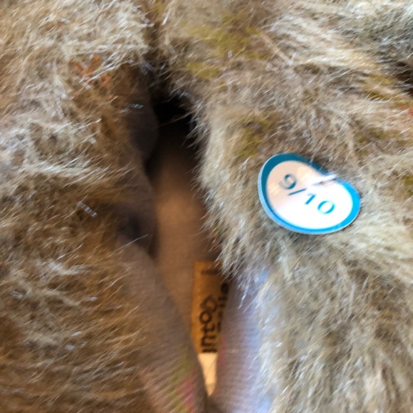 Fuzzy Beaver Slippers - Picture 3 of 5